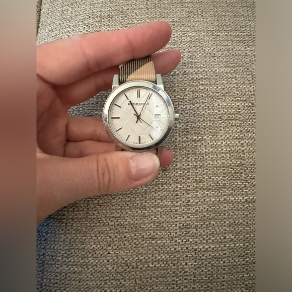 Burberry Heritage Nova Check 38mm Women's Watch - Authentic. - Picture 2 of 15